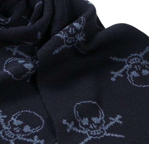 Detalle bufanda azul marino con calaveras