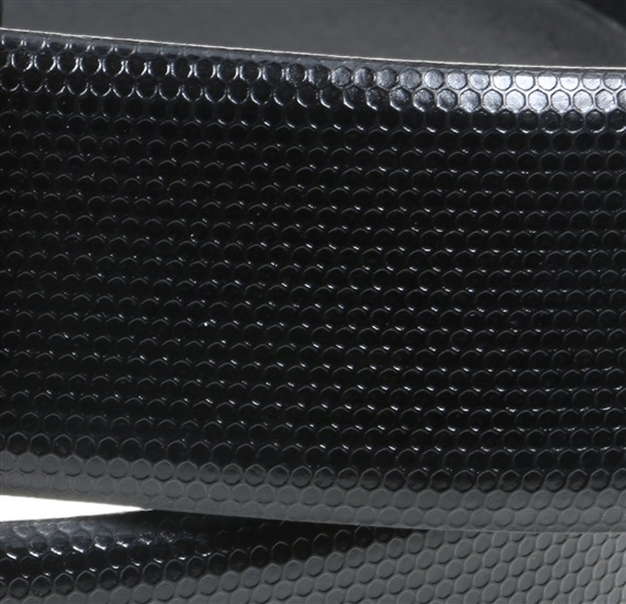 Detalle cinturón de piel negro