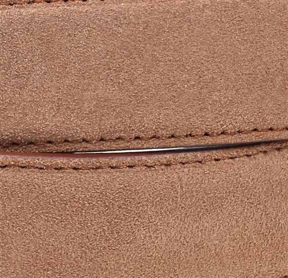 Detalle cinturón de piel serraje camel