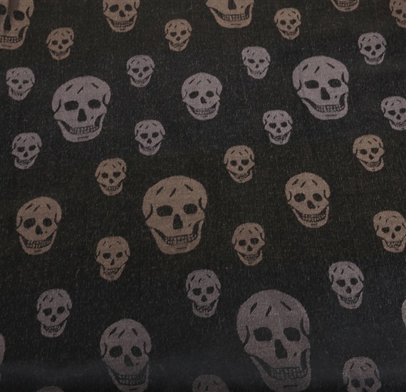 Tela fular marrón con calaveras negras