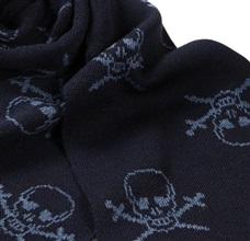 Detalle bufanda azul marino con calaveras