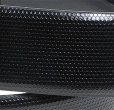 Detalle cinturón de piel negro