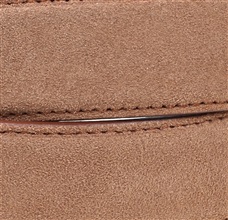 Detalle cinturón de piel serraje camel