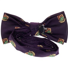 Revés pajarita morada con escudo