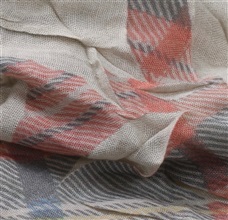 Tejido fular beige con cuadro escocés