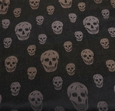 Tela fular marrón con calaveras negras