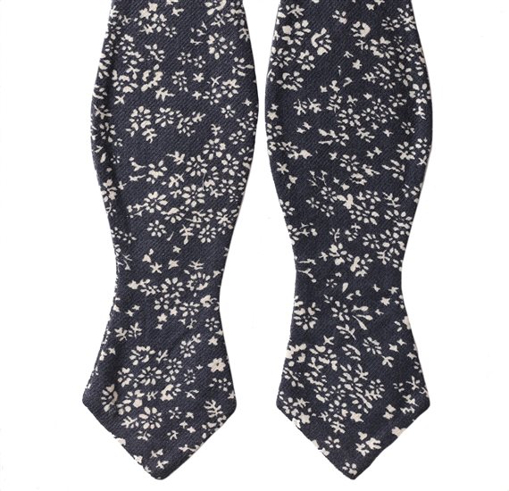 Corbata de Lazo Gris con Flores Blancas